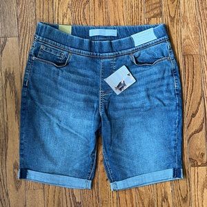 NWT Levi’s Totally Shaping Pull-On Bermuda Shorts
